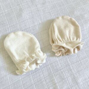 Free with purchase - neutral baby mitts 0-3M